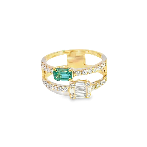 Anillo para dama en oro amarillo de 14K con diamantes de 0.70 ct y esmeralda de 0.51 ct