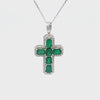 Cruz con cadena en oro blanco de 14K con 0.48 ct en diamantes y 3.81 ct de esmeraldas