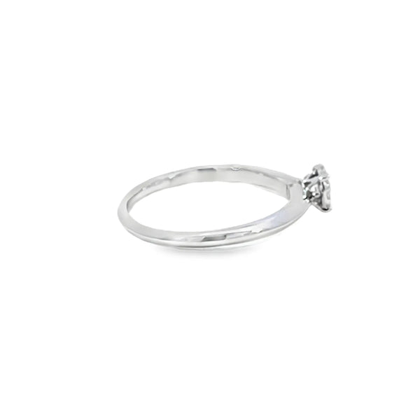 Anillo Solitario en Oro Blanco de 14K con Brillante de 0.17 ct, calidad HSI.
