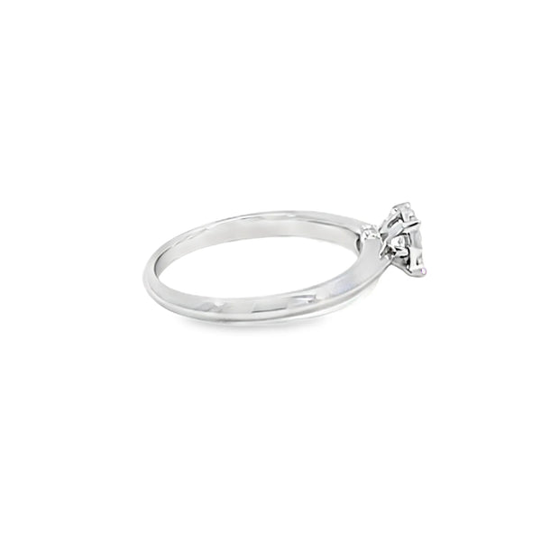 Anillo Solitario en Oro Blanco de 14K con Brillante de 0.24 ct, calidad H SI1.
