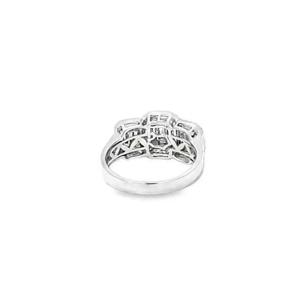 Anillo para dama en oro blanco de 14K con trio de diamantes de 0.83 ct