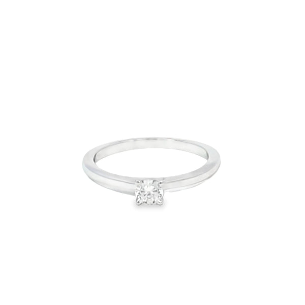 Anillo solitario en oro blanco de 14K con un diamante de 0.20 ct