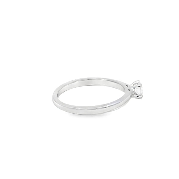 Anillo solitario en oro blanco de 14K con un diamante de 0.20 ct