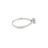 Anillo solitario en oro blanco de 14K con un diamante de 0.15 ct
