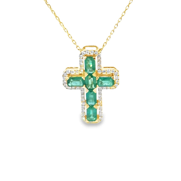Cruz con cadena en oro amarillo de 14K con 0.36 ct de diamantes y 2.23 ct de esmeraldas