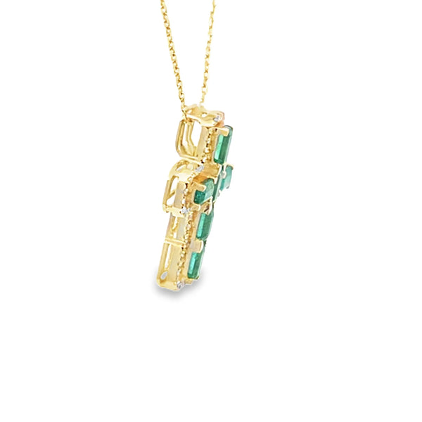 Cruz con cadena en oro amarillo de 14K con 0.36 ct de diamantes y 2.23 ct de esmeraldas