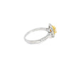 Anillo para Dama en 18K en oro blanco con 0.39ct en diamantes y 0.32 ct Yellow Fancy