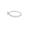 Anillo solitario en oro blanco de 14K con un diamante de 0.30 ct