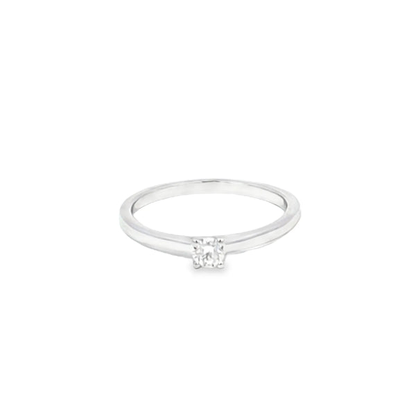 Anillo solitario en oro blanco de 14K con un diamante de 0.15 ct
