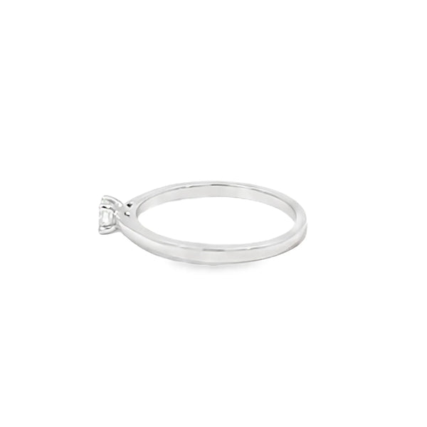 Anillo solitario en oro blanco de 14K con un diamante de 0.15 ct