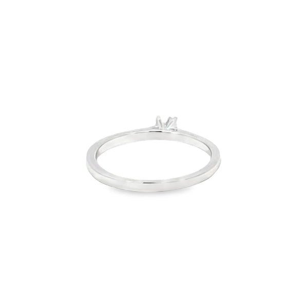 Anillo solitario en oro blanco de 14K con un diamante de 0.15 ct