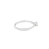 Anillo solitario en oro blanco de 14K con un diamante de 0.15 ct