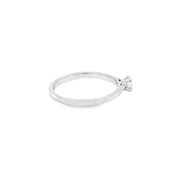 Anillo solitario en oro blanco de 14K con un diamante de 0.15 ct