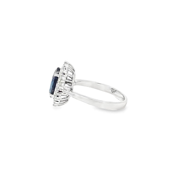 Anillo para dama en oro blanco de 14K con 0.51 ct en diamantes y 4.04 ct de zafiro