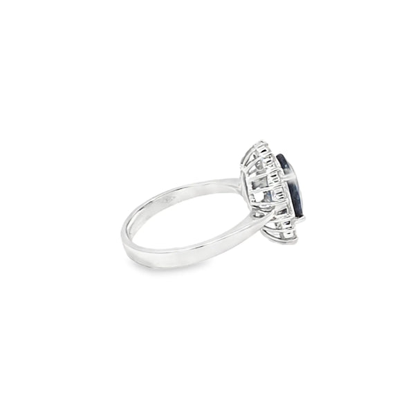 Anillo para dama en oro blanco de 14K con 0.51 ct en diamantes y 4.04 ct de zafiro