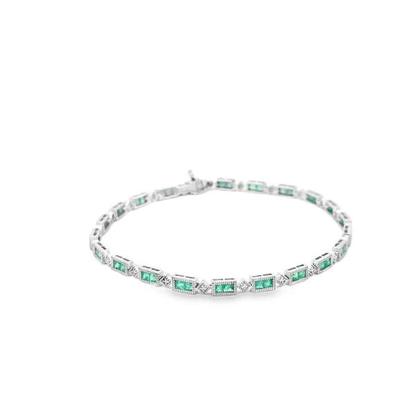 Brazalete en oro blanco de 14K con 1.80 ct de diamantes y esmeraldas