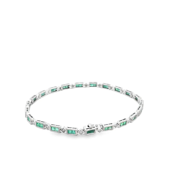 Brazalete en oro blanco de 14K con 1.80 ct de diamantes y esmeraldas