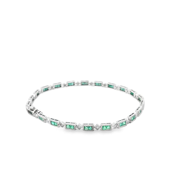 Brazalete en oro blanco de 14K con 1.80 ct de diamantes y esmeraldas