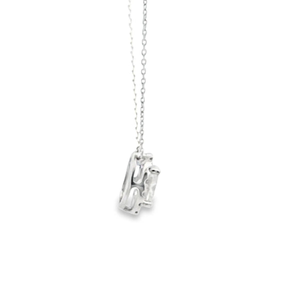 Dije con cadena en oro blanco de 14K con diamante ovalado de 0.50 ct