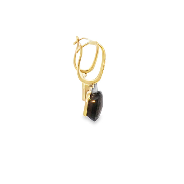 Aretes en oro amarillo de 14K con diamantes de 0.07 ct, diseño refinado