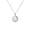 Dije en oro blanco de 14K con diamante de 0.02 ct, estilo delicado