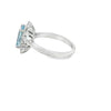 Anillo de oro blanco de 18K con diamante de 0.60 ct y aguamarina de 1.65 ct, diseño encantador