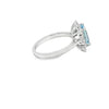 Anillo de oro blanco de 18K con diamante de 0.60 ct y aguamarina de 1.65 ct, diseño encantador
