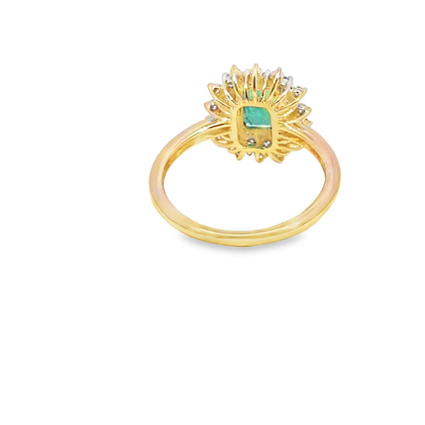 Anillo de dama en oro de 14K OA con esmeraldas de 1.10 ct y 0.60 ct diamantes