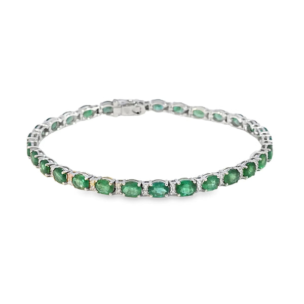 Brazalete en oro blanco de 14K con diamantes de 0.31 ct y esmeraldas de 10.01 ct