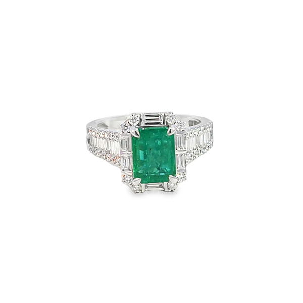 Anillo para dama en oro blanco de 14K con diamantes de 1.04 ct y esmeralda de 2.80 ct