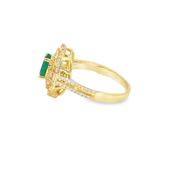 Anillo para dama en oro amarillo de 14K con diamantes de 0.73 ct y esmeralda de 0.79 ct