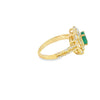 Anillo para dama en oro amarillo de 14K con diamantes de 0.73 ct y esmeralda de 0.79 ct