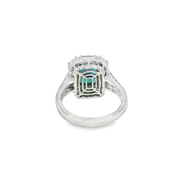 Anillo para dama en oro blanco de 14K con diamantes de 1.01 ct y esmeralda de 1.88 ct
