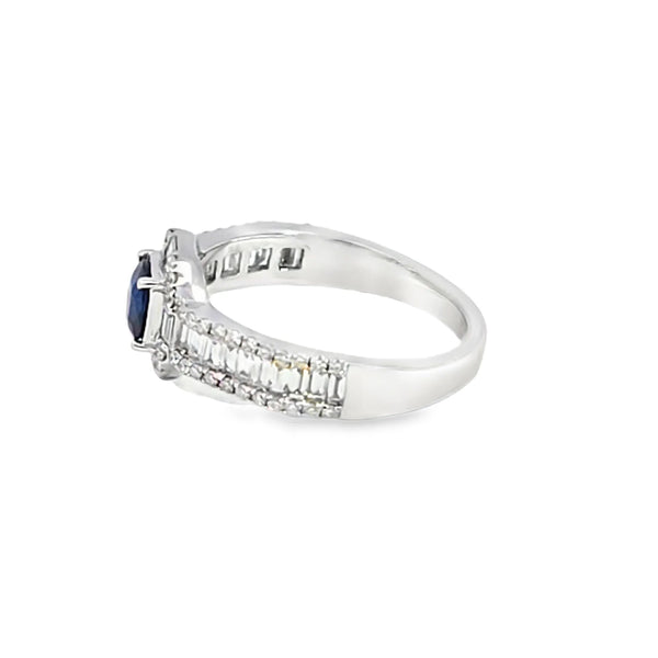 Anillo para dama en oro blanco de 14K con diamantes de 0.78 ct y zafiro de 0.66 ct