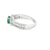 Anillo para dama en oro blanco de 14K con diamantes de 0.78 ct y esmeralda de 0.66 ct
