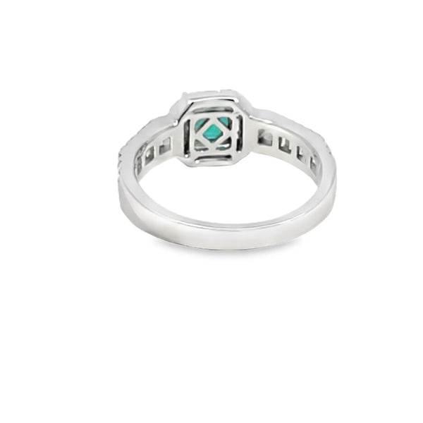 Anillo para dama en oro blanco de 14K con diamantes de 0.78 ct y esmeralda de 0.66 ct