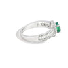Anillo para dama en oro blanco de 14K con diamantes de 0.78 ct y esmeralda de 0.66 ct