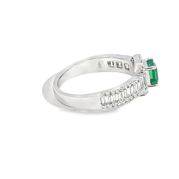 Anillo para dama en oro blanco de 14K con diamantes de 0.78 ct y esmeralda de 0.66 ct