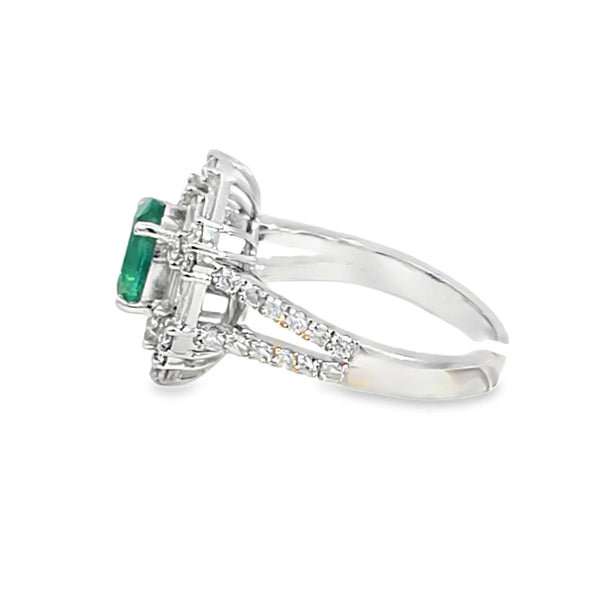 Anillo para dama en oro blanco de 14K con diamantes de 0.97 ct y esmeralda de 1.24 ct