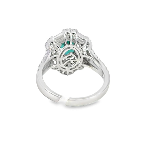 Anillo para dama en oro blanco de 14K con diamantes de 0.97 ct y esmeralda de 1.24 ct
