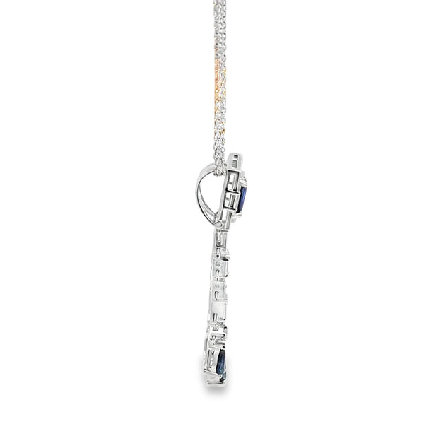 Dije con cadena en oro blanco de 14K con diamantes de 1.07 ct y zafiro de 2.18 ct