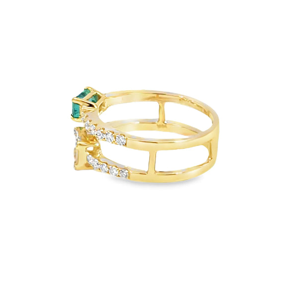 Anillo para dama en oro amarillo de 14K con diamantes de 0.70 ct y esmeralda de 0.51 ct