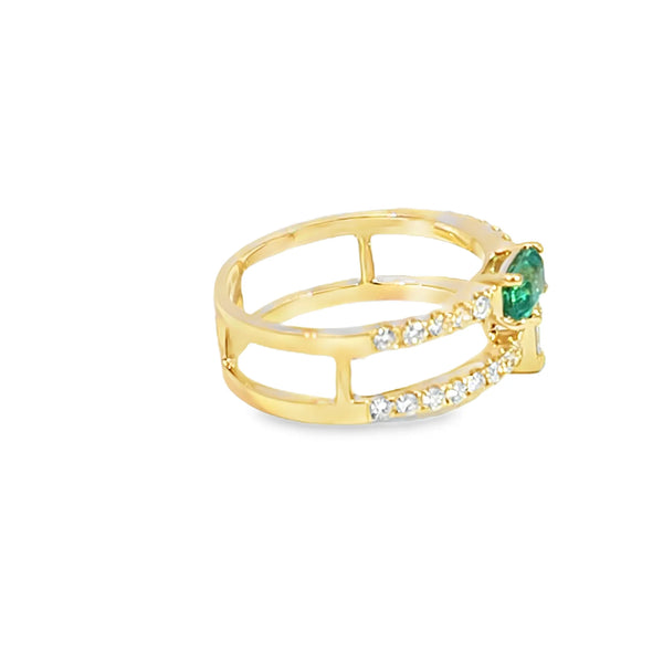 Anillo para dama en oro amarillo de 14K con diamantes de 0.70 ct y esmeralda de 0.51 ct