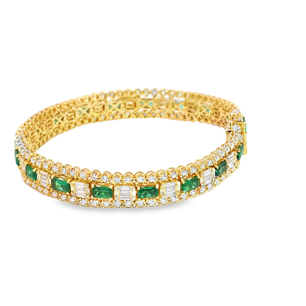 Brazalete en oro amarillo de 14K con diamantes de 4.01 ct y esmeraldas de 5.15 ct