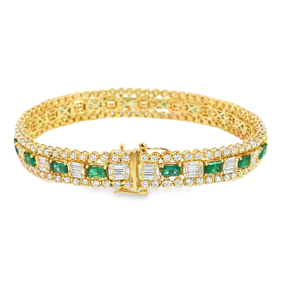 Brazalete en oro amarillo de 14K con diamantes de 4.01 ct y esmeraldas de 5.15 ct