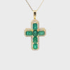 Cruz con cadena en oro amarillo de 14K con 0.48 ct en diamantes y 3.81 ct en esmeraldas