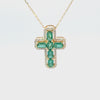 Cruz con cadena en oro amarillo de 14K con 0.36 ct de diamantes y 2.23 ct de esmeraldas
