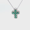 Cruz con cadena en oro blanco de 14K con 0.32 ct de diamantes y 1.1 ct en esmeraldas