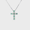 Cruz con cadena en oro blanco de 14K con esmeralda de 0.27 ct