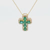 Cruz con cadena en oro amarillo de 14K con 0.32 ct en diamantes y 1.1 ct en esmeraldas